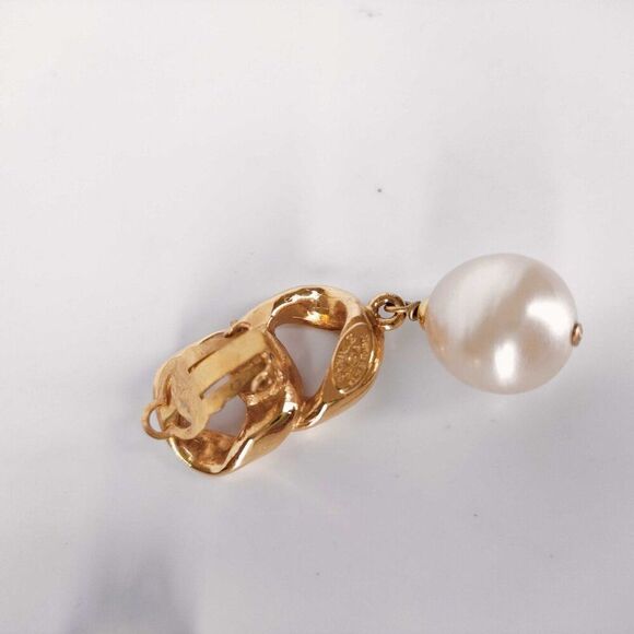 Pristine Vintage Chanel Gold-Plated Clip On Earrings with Drop Baroque Pearls - Picture 10 of 11